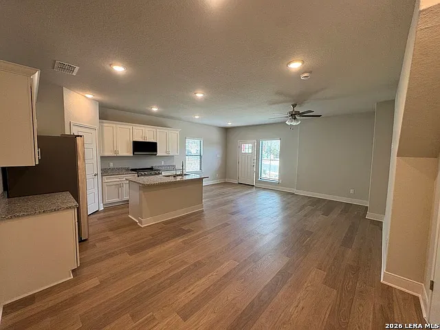 3 bed, 2.0 bath, 1292 sqft, $1,350 — Photo 3