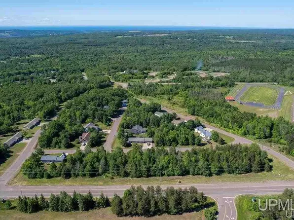 22 Oak Lawn Dr, Hancock, MI 49930