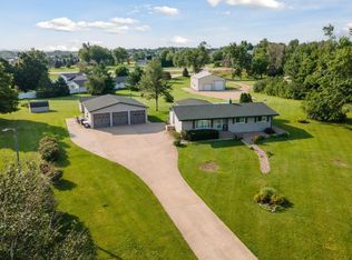 7105 Selzer Rd, Fairfax, IA 52228