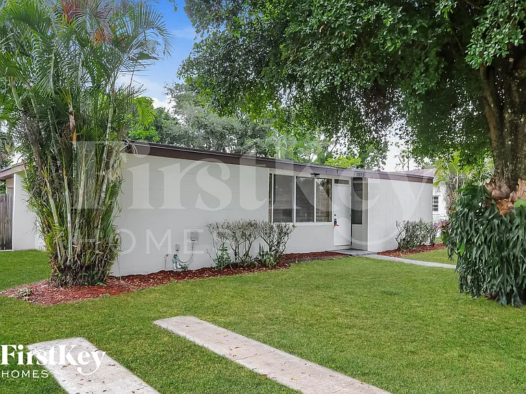 11823 Dahlia Dr — Photo 2