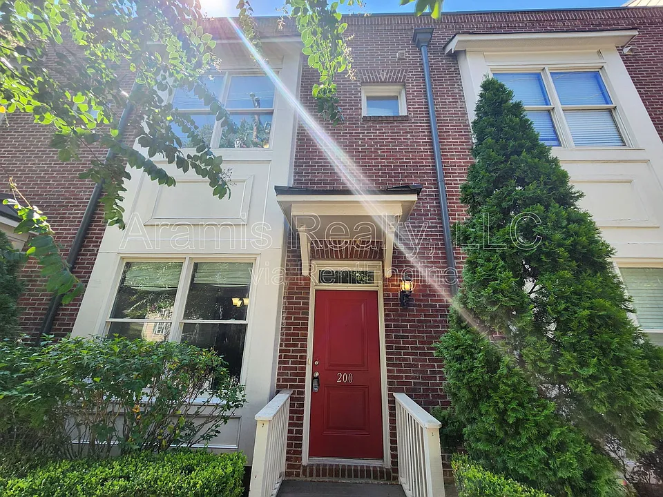 200 Marion Pl NE