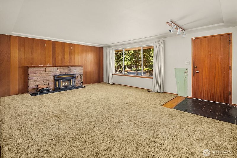 5th image of 518 N 198th Street