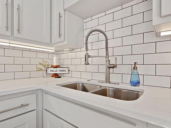 3rd image of 1111 W 46th St APT 15