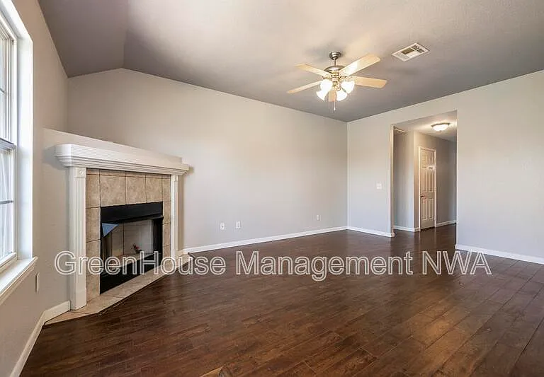 520 Dewberry Ln — Photo 5