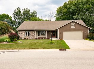 3944 S Stonewood Rd, New Berlin, WI 53151