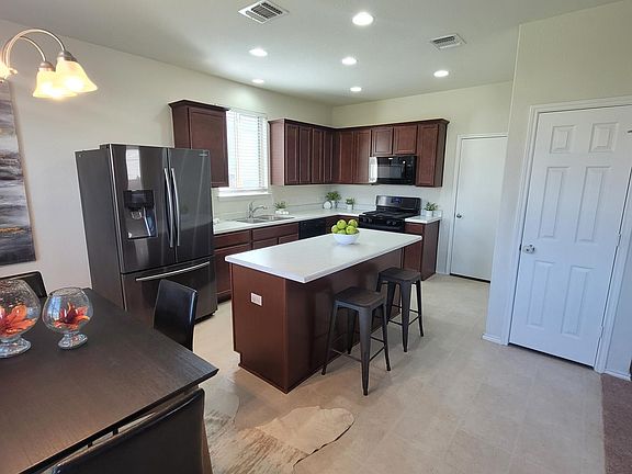 5th image of 320 La Dera Dr