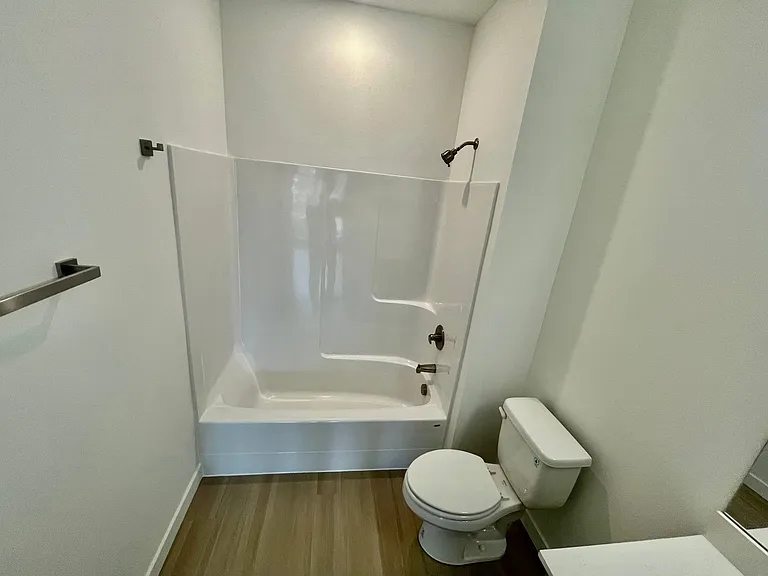 Greenwich Ave Apartments — Photo 16