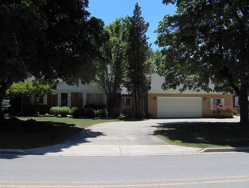 623 Brown St photo 1