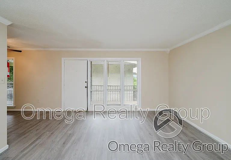 South Court Apartments — Photo 11