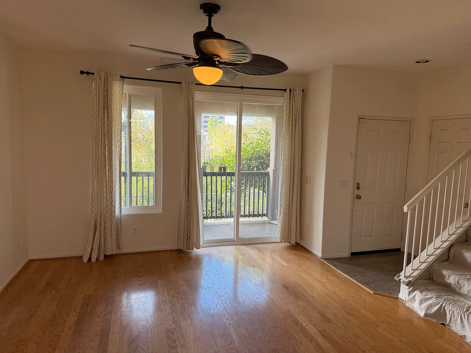 3 bed, 2.5 bath, 1628 sqft, $3,995 — Photo 3