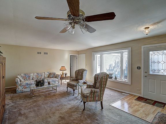 LARGE LIVING ROOM WITH BAY WINDOW