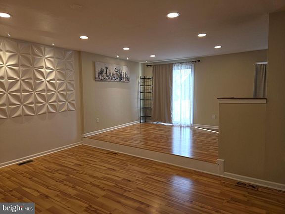 5th image of 703 Claridge Ct Unit R-3