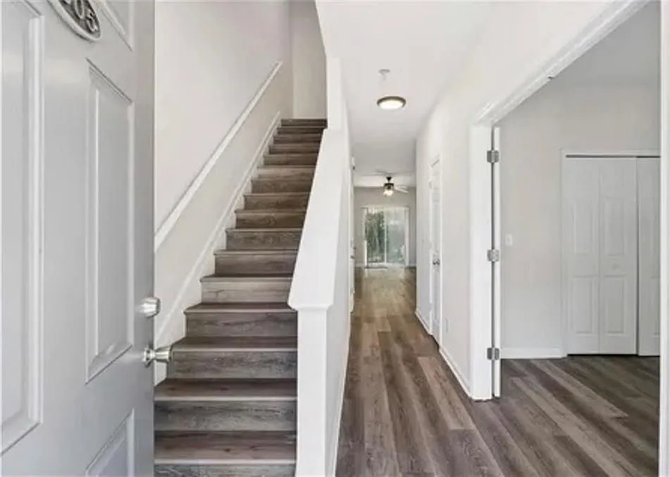 3 bed, 3.0 bath, 1742 sqft, $2,400 — Photo 2