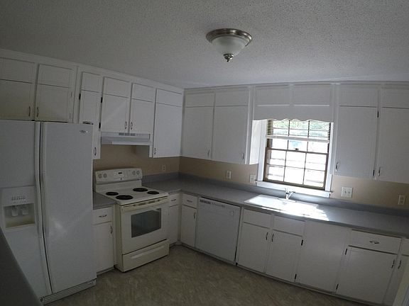 Kitchen - Fridge, Oven + Dishwasher included