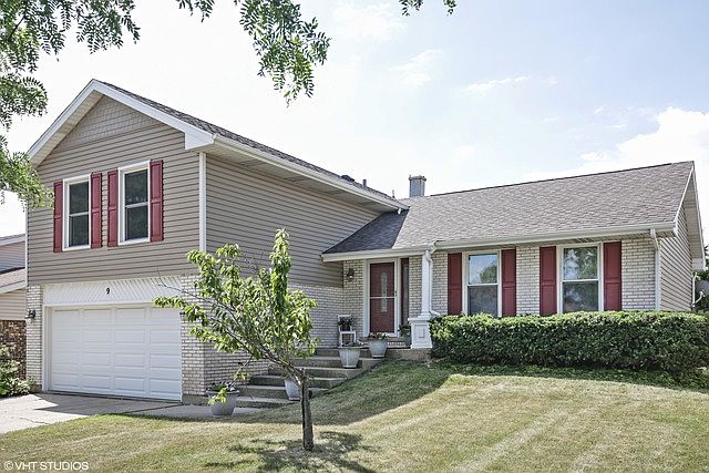 1st image of 9 Kingsport Dr