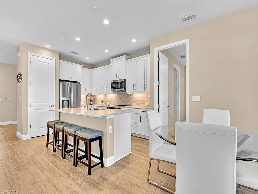 3 bed, 2.0 bath, 1660 sqft, $6,000 — Photo 3