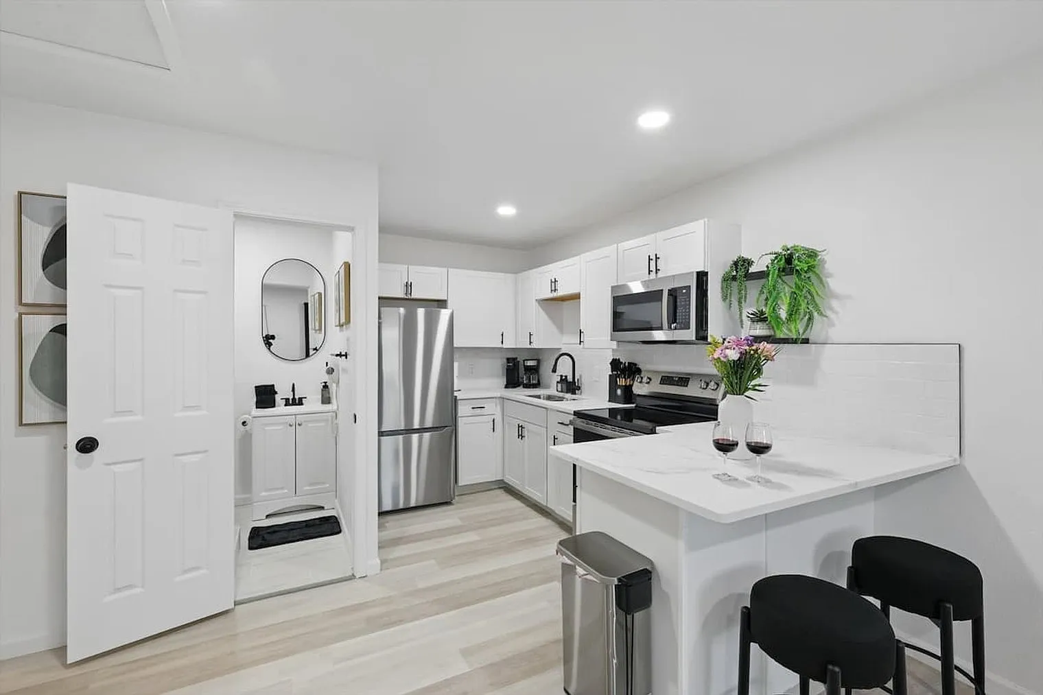 2 bed, 1.0 bath, 495 sqft, $4,463 — Photo 3