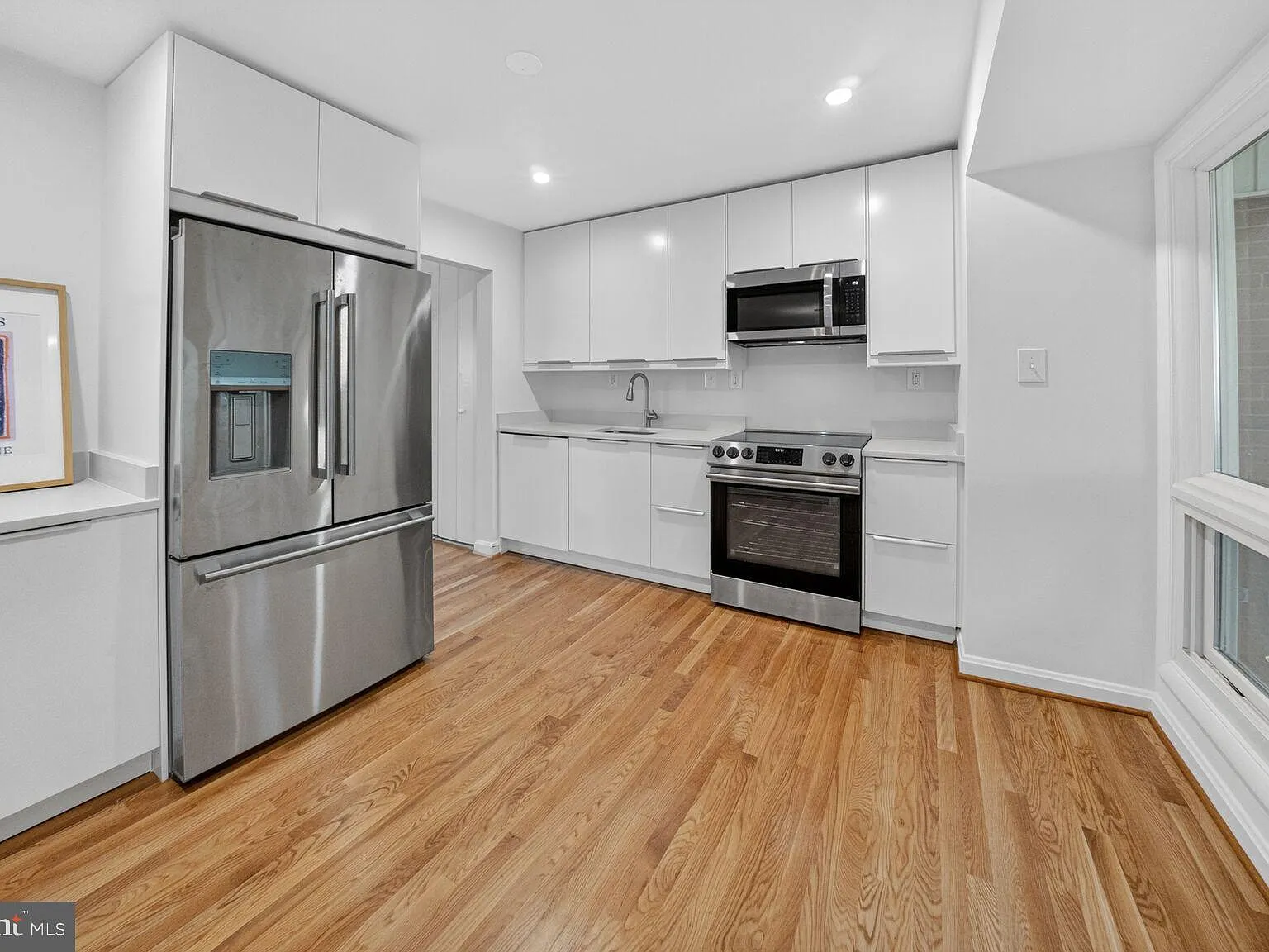 4 bed, 3.0 bath, 2535 sqft, $5,100 — Photo 4