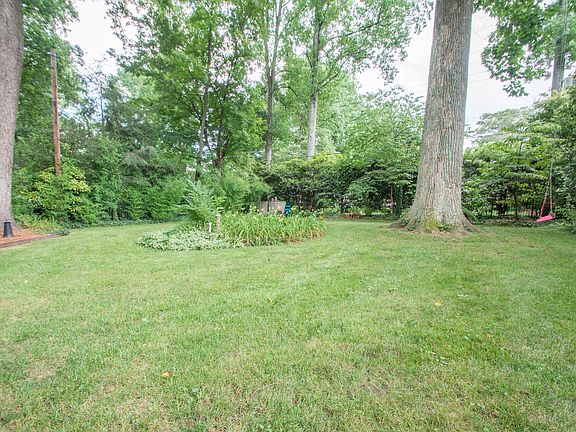Fully fenced in yard!