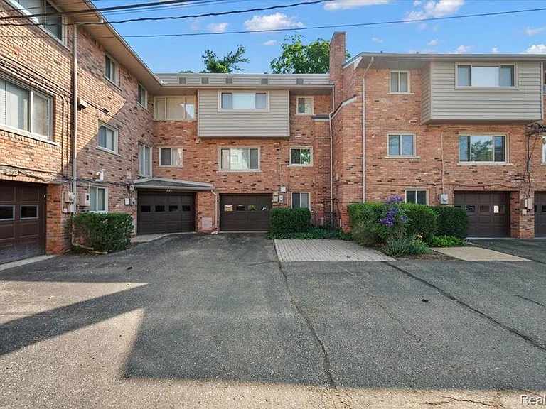 975 N Old Woodward Ave — Photo 33