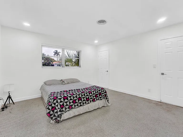 5921 NE 15th Ave — Photo 14