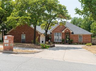 817 Fox Hill Dr, Edmond, OK 73034