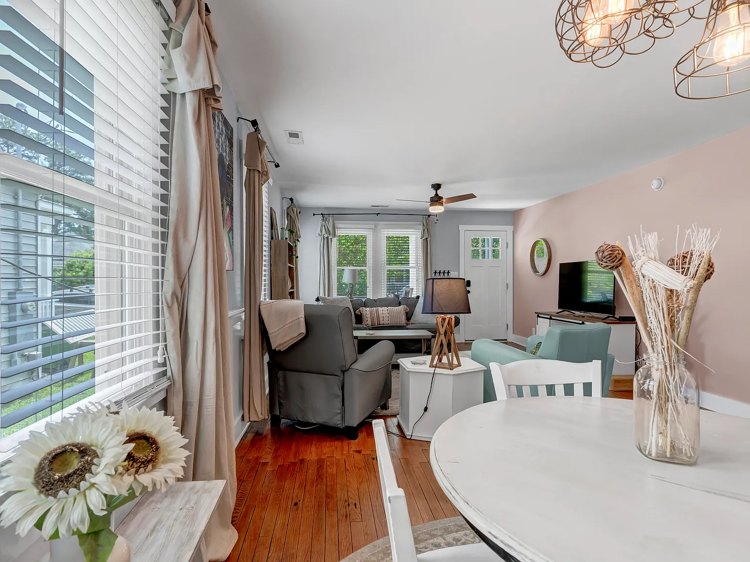 2 bed, 1092 sqft, $2,300 — Photo 3