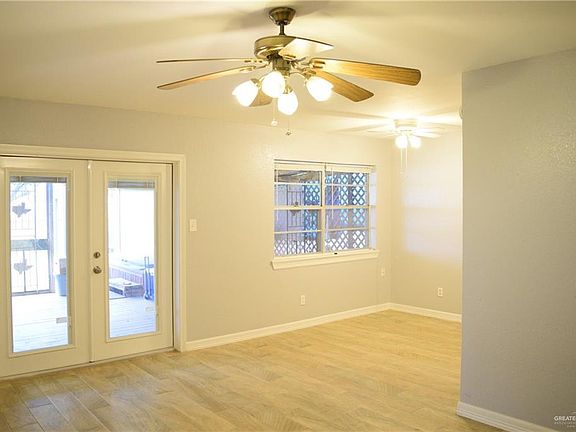 3rd image of 1004 Park Ln