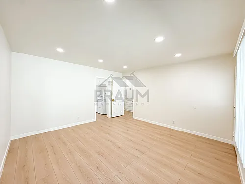 15550 Vanowen St Photo 1