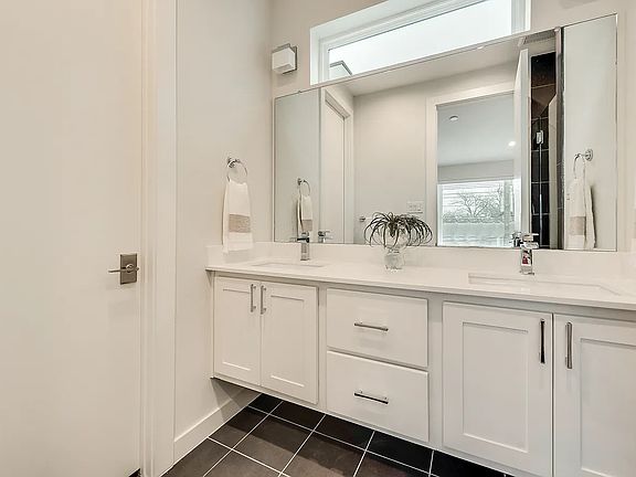 5th image of 1518 N Carroll Ave Unit 606