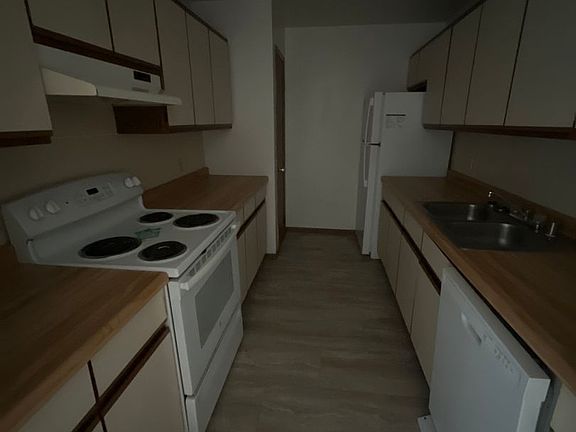 2nd image of 911 W 3rd St #212