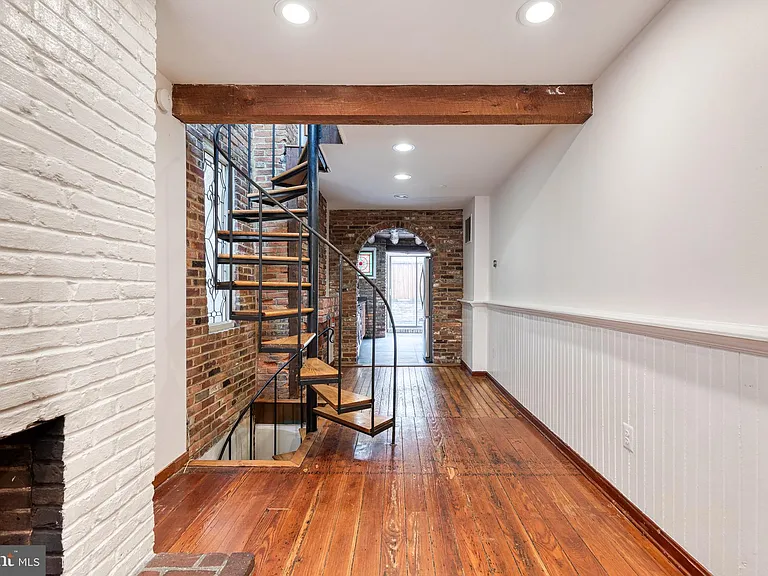 223 E Churchill St — Photo 3