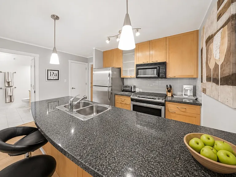 989 Richards St #605 — Photo 8