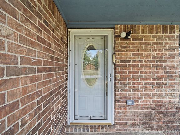 4th image of 220 S 15th St