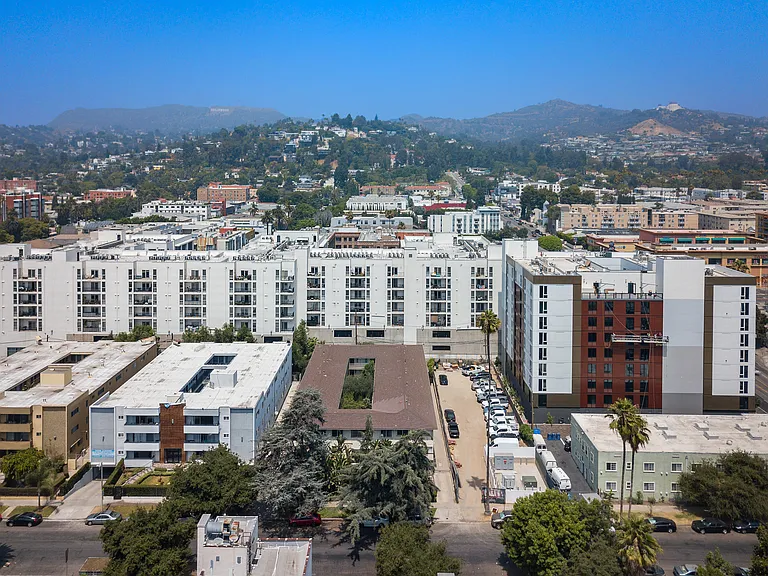 5525 Carlton Way Apartments — Photo 8