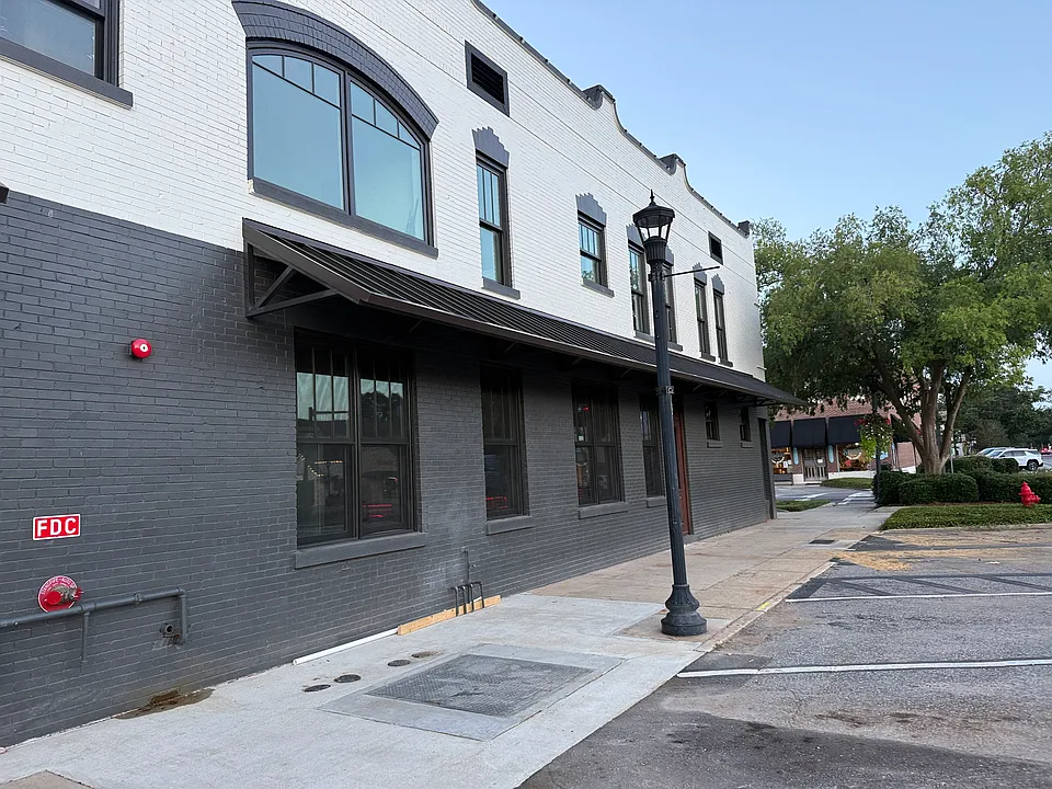 120 W Laurel Ave #201