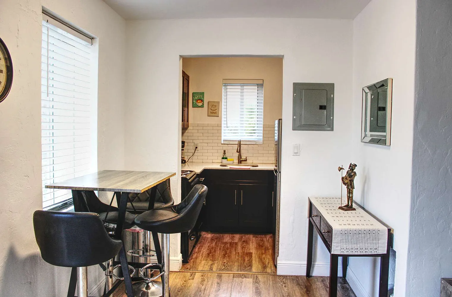 1 bed, 1.0 bath, 699 sqft, $2,627 — Photo 3