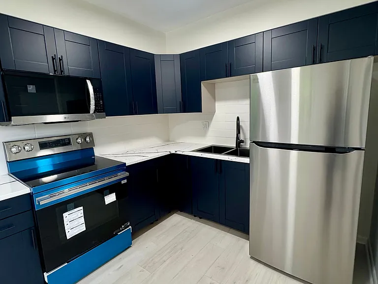 7233 W Lakefield Dr #4 — Photo 1