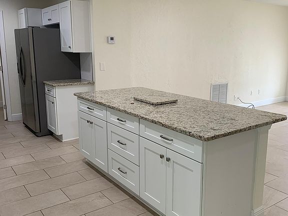 4th image of 445 SW Tulip Blvd