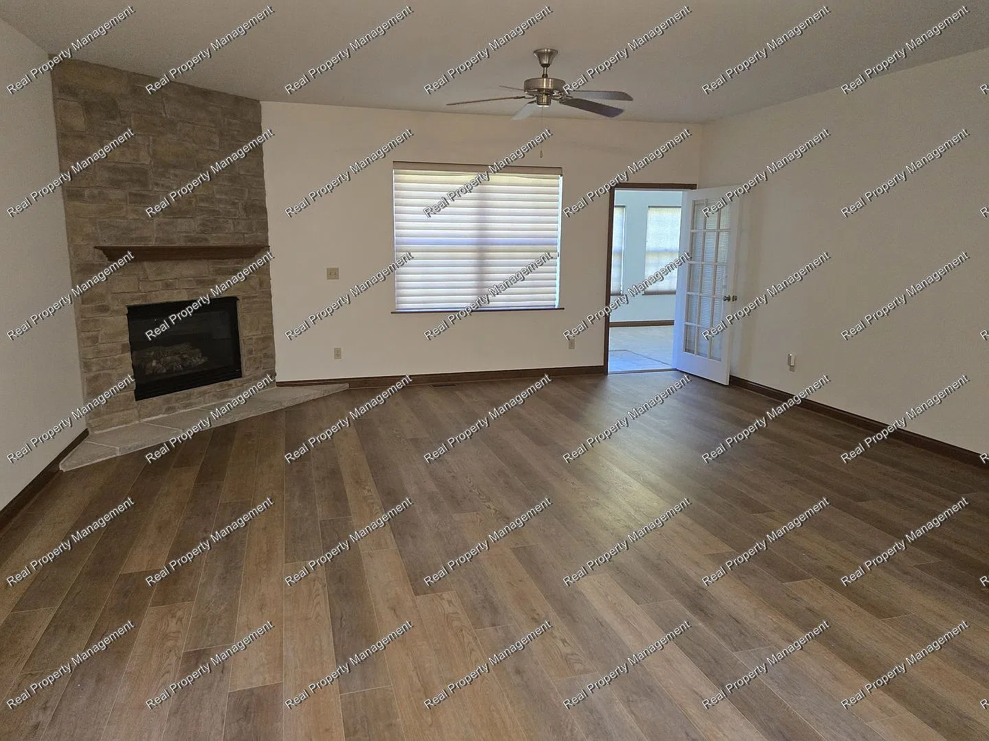 Beautiful 3 Bedroom Townhome — Photo 3