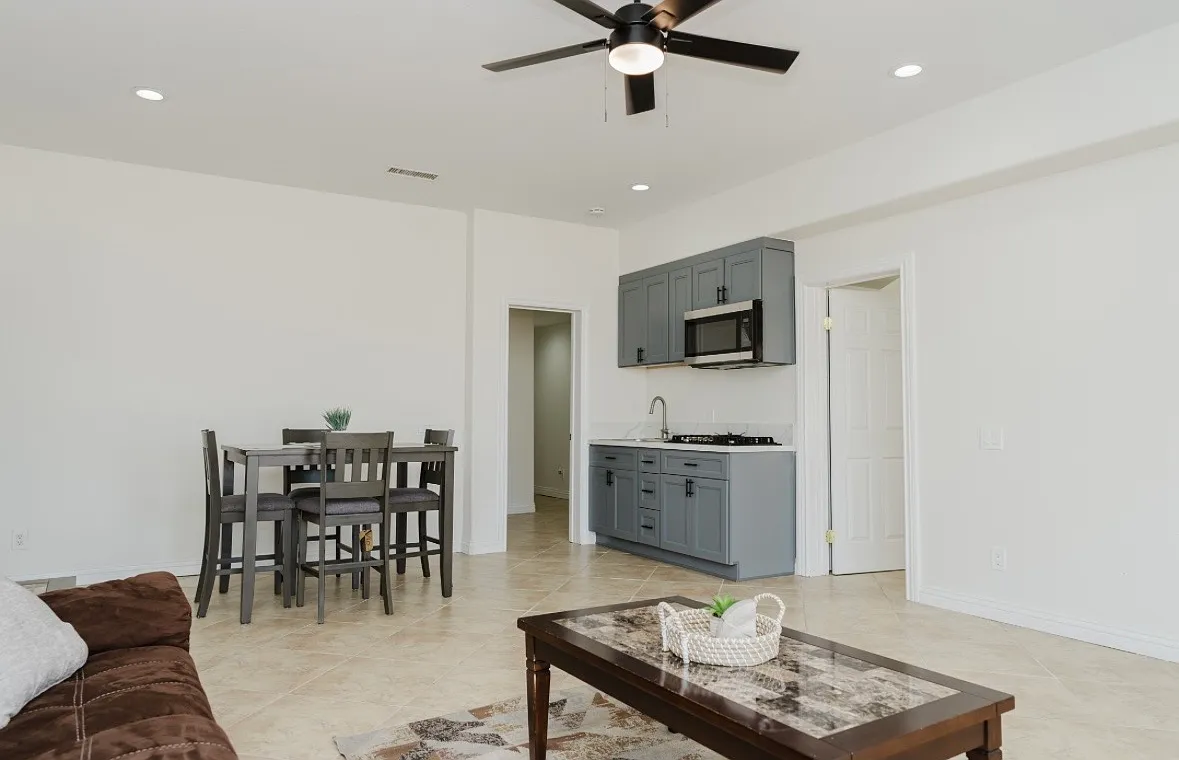 2 bed, 2.5 bath, 1400 sqft, $2,000 — Photo 4