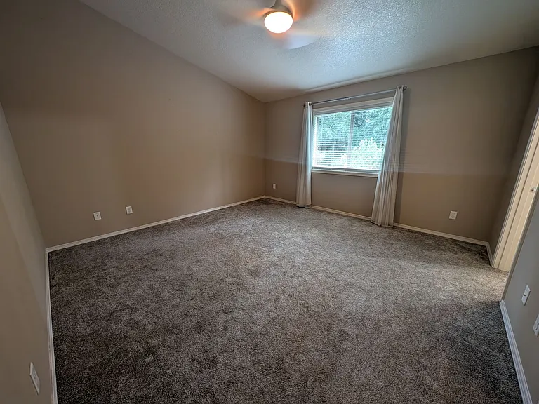 7302 Hayworth Ave NE — Photo 24