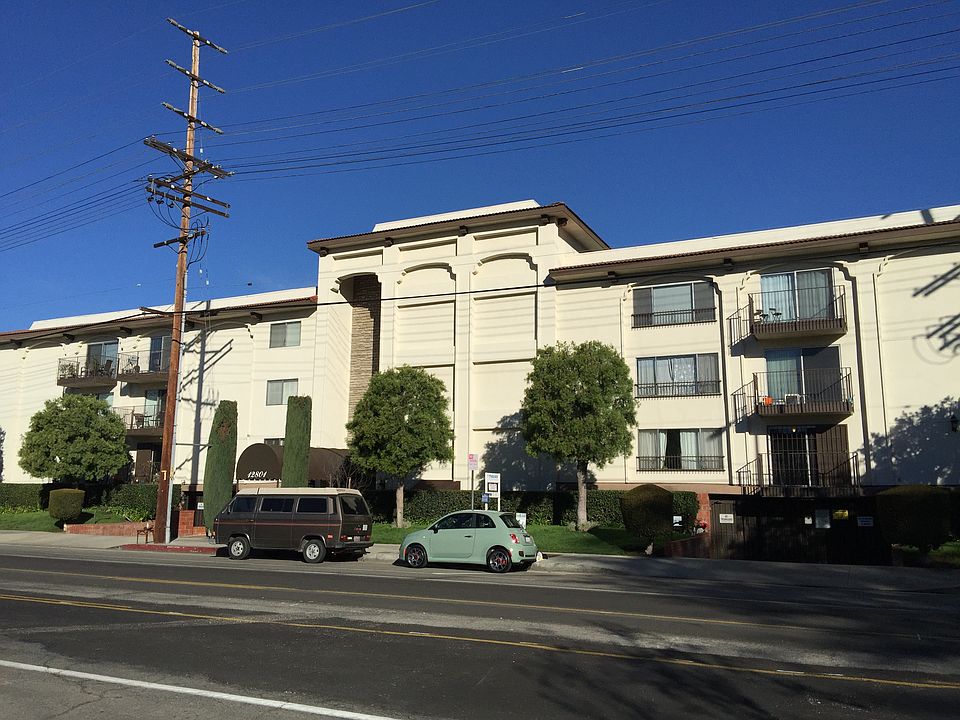 1st image of 12801 Moorpark St Unit 218