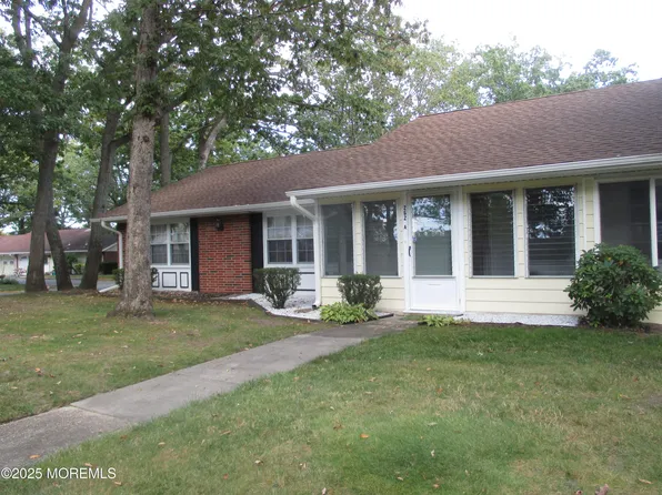 262A Kingston Court, Lakewood, NJ 08701