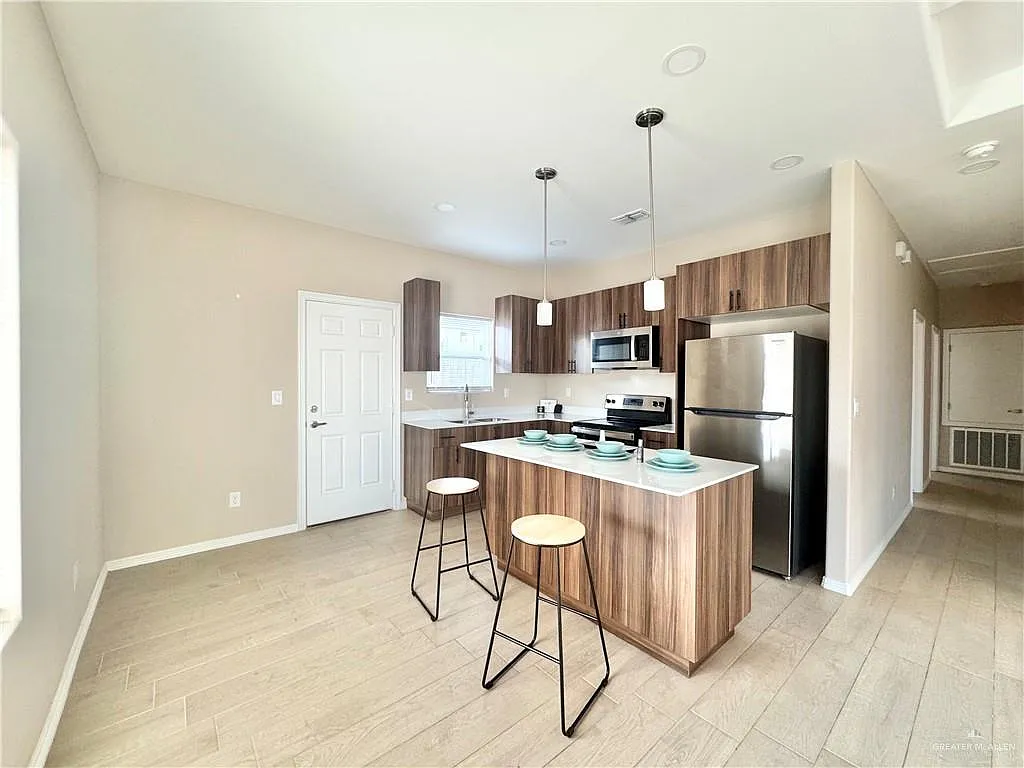 3 bed, 2.0 bath, 1015 sqft, $1,200 — Photo 3