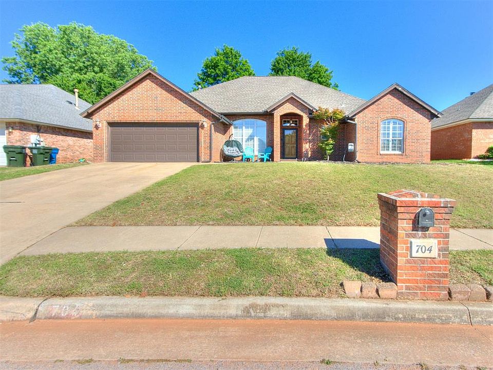 1st image of 704 Colony Dr