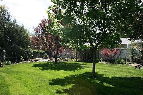 Large Yard w Garden spot/ or Rv Parking