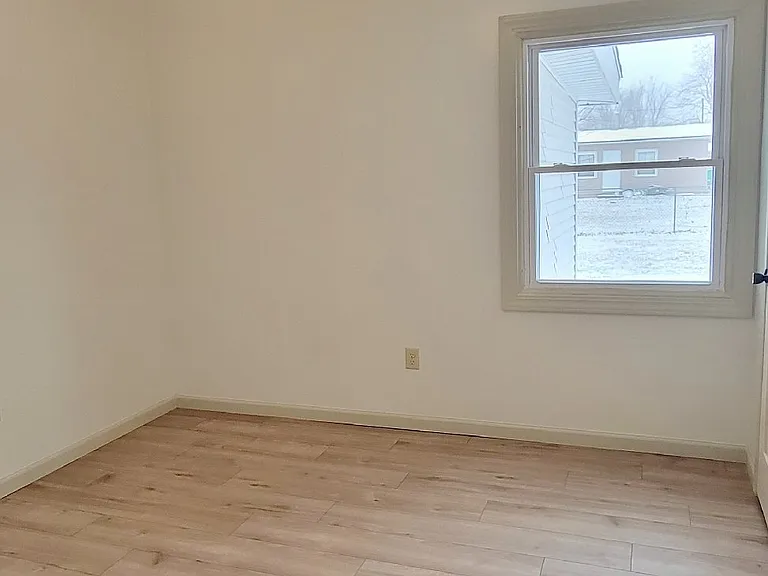 1228 Garden Ln — Photo 3