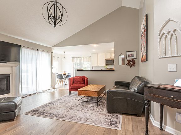 3rd image of 613 W Whitethorn Way