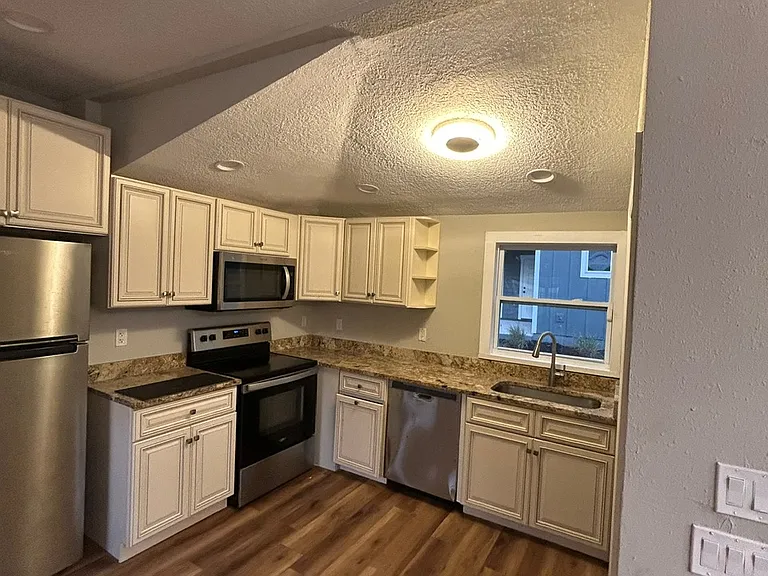 208 W Fox St — Photo 14